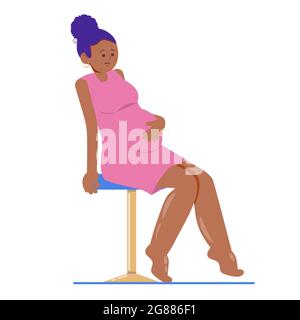 Donna incinta dalla pelle scura con gambe gonfie. Caviglie e piedi gonfi. Illustrazione vettoriale dei problemi di gravidanza Illustrazione Vettoriale