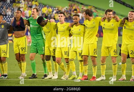 17 luglio 2021: Nashville SC festeggia la vittoria con i tifosi contro il Chicago Fire FC durante la seconda metà di una partita MLS tra il Chicago Fire FC e Nashville SC al Nissan Stadium di Nashville TN Steve Roberts/CSM Foto Stock