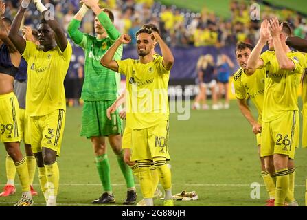 17 luglio 2021: Nashville SC festeggia la vittoria con i tifosi contro il Chicago Fire FC durante la seconda metà di una partita MLS tra il Chicago Fire FC e Nashville SC al Nissan Stadium di Nashville TN Steve Roberts/CSM Foto Stock