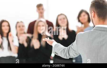 immagine sfocata di un gruppo di persone diverse in piedi in una sala conferenze. Foto Stock