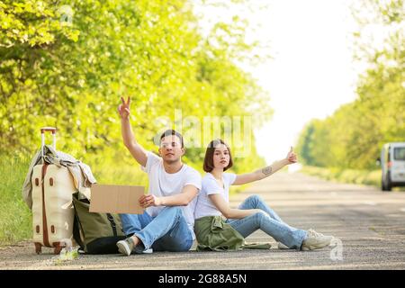 Giovane coppia con cardshamping su strada Foto Stock