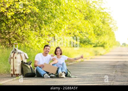 Giovane coppia con cardshamping su strada Foto Stock