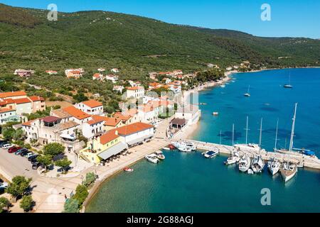 Vista aerea di Martinšćica, una città dell'isola di Cres, il mare Adriatico in Croazia Foto Stock