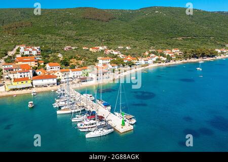 Vista aerea di Martinšćica, una città dell'isola di Cres, il mare Adriatico in Croazia Foto Stock