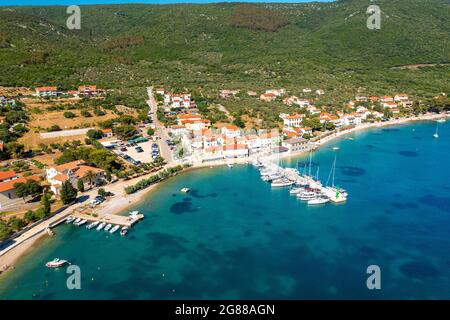 Vista aerea di Martinšćica, una città dell'isola di Cres, il mare Adriatico in Croazia Foto Stock