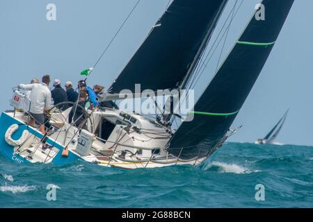 17 luglio 2021: I marinai iniziarono il loro viaggio da Chicago all'Isola di Mackinac, Michigan, il 16 e 17 luglio. Le barche a vela partirono in numerose flotte. Le divisioni di crociera più lente sono partito il venerdì pomeriggio, mentre la maggior parte delle 240 barche ha iniziato la corsa il sabato. Il vento di sabato è stato dal Nord-est che ha significato che i corridori hanno diretto a destra nella brezza. Nella foto: Il programma della barca (Credit Image: © Karen I. Hirsch/ZUMA Press Wire) Foto Stock