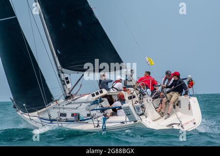 17 luglio 2021: I marinai iniziarono il loro viaggio da Chicago all'Isola di Mackinac, Michigan, il 16 e 17 luglio. Le barche a vela partirono in numerose flotte. Le divisioni di crociera più lente sono partito il venerdì pomeriggio, mentre la maggior parte delle 240 barche ha iniziato la corsa il sabato. Il vento di sabato è stato dal Nord-est che ha significato che i corridori hanno diretto a destra nella brezza. (Credit Image: © Karen I. Hirsch/ZUMA Press Wire) Foto Stock