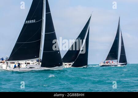 17 luglio 2021: I marinai iniziarono il loro viaggio da Chicago all'Isola di Mackinac, Michigan, il 16 e 17 luglio. Le barche a vela partirono in numerose flotte. Le divisioni di crociera più lente sono partito il venerdì pomeriggio, mentre la maggior parte delle 240 barche ha iniziato la corsa il sabato. Il vento di sabato è stato dal Nord-est che ha significato che i corridori hanno diretto a destra nella brezza. Nella foto: Inizio sezione 3 (Credit Image: © Karen I. Hirsch/ZUMA Press Wire) Foto Stock