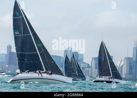 17 luglio 2021: I marinai iniziarono il loro viaggio da Chicago all'Isola di Mackinac, Michigan, il 16 e 17 luglio. Le barche a vela partirono in numerose flotte. Le divisioni di crociera più lente sono partito il venerdì pomeriggio, mentre la maggior parte delle 240 barche ha iniziato la corsa il sabato. Il vento di sabato è stato dal Nord-est che ha significato che i corridori hanno diretto a destra nella brezza. Nella foto: Inizio sezione 2 (Credit Image: © Karen I. Hirsch/ZUMA Press Wire) Foto Stock