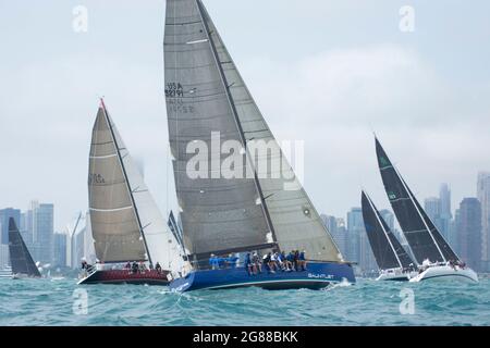 17 luglio 2021: I marinai iniziarono il loro viaggio da Chicago all'Isola di Mackinac, Michigan, il 16 e 17 luglio. Le barche a vela partirono in numerose flotte. Le divisioni di crociera più lente sono partito il venerdì pomeriggio, mentre la maggior parte delle 240 barche ha iniziato la corsa il sabato. Il vento di sabato è stato dal Nord-est che ha significato che i corridori hanno diretto a destra nella brezza. Nella foto: Inizio sezione 2 (Credit Image: © Karen I. Hirsch/ZUMA Press Wire) Foto Stock