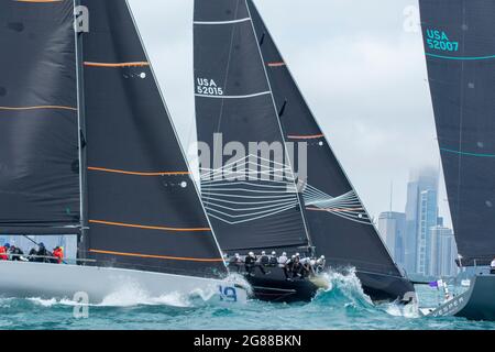 17 luglio 2021: I marinai iniziarono il loro viaggio da Chicago all'Isola di Mackinac, Michigan, il 16 e 17 luglio. Le barche a vela partirono in numerose flotte. Le divisioni di crociera più lente sono partito il venerdì pomeriggio, mentre la maggior parte delle 240 barche ha iniziato la corsa il sabato. Il vento di sabato è stato dal Nord-est che ha significato che i corridori hanno diretto a destra nella brezza. Nella foto: Inizio sezione 1 (Credit Image: © Karen I. Hirsch/ZUMA Press Wire) Foto Stock