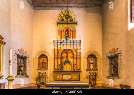 Basilica altare Missione San Diego de Alcala California. Fondata nel 1769 da Junipero Serra, prima missione in California Foto Stock