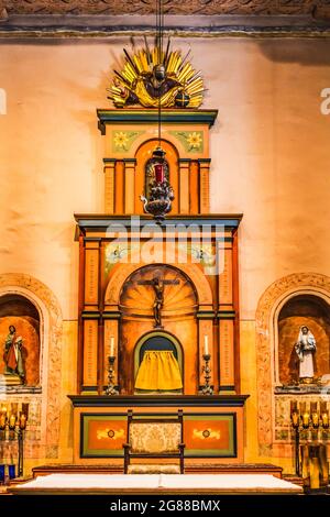 Basilica altare Missione San Diego de Alcala California. Fondata nel 1769 da Junipero Serra, prima missione in California Foto Stock