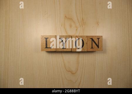 La parola Lione è stata creata da cubi di lettere di legno. Città e parole. Primo piano. Foto Stock