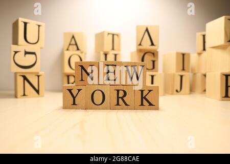 La parola New york è stata creata da cubi di lettere di legno. Città e parole. Primo piano. Foto Stock