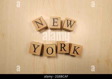 La parola New york è stata creata da cubi di lettere di legno. Città e parole. Primo piano. Foto Stock