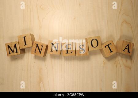 La parola Minnesota è stata creata da cubi di lettere di legno. Città e parole. Primo piano. Foto Stock