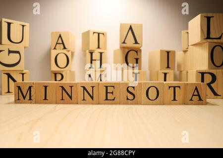 La parola Minnesota è stata creata da cubi di lettere di legno. Città e parole. Primo piano. Foto Stock
