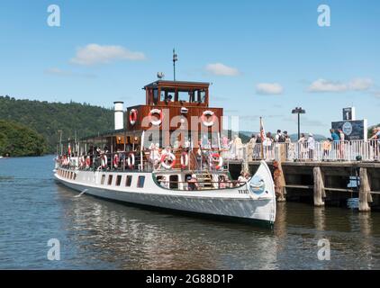 Yacht a vapore del 1890 Tern, reengined with diesels, presso il molo di Bowness a Windermere, Cumbria, Inghilterra, Regno Unito Foto Stock