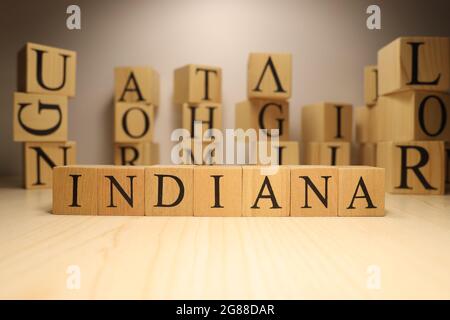 La parola Indiana è stata creata da cubi di lettere di legno. Città e parole. Primo piano. Foto Stock