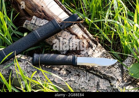 Coltello con lama fissa sul moncone. Coltello e guaina. Coltello da caccia all'aperto. Vista dall'alto. Foto Stock