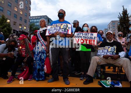 Washington, DC, USA, 17 luglio 2021. Nella foto: I partecipanti alla DC Good Trouble Vigil for Democracy, nel primo anniversario della morte del voto e dell'icona dei diritti civili John Lewis. DC Vote, Common cause, e altre 9 organizzazioni hanno sponsorizzato la veglia per onorare Lewis ed esortare il Congresso a far approvare la legge sui diritti di voto che porta il suo nome. Credit: Alison Bailey / Alamy Live News Foto Stock