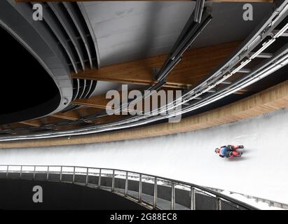 Pechino, Cina. 19 Feb 2021. Un atleta partecipa a un programma di test per i Giochi Olimpici e Paralimpici invernali del 2022 per risolvere i problemi e accumulare dati presso il National Sliding Center nel distretto di Yanqing, Pechino, capitale della Cina, il 19 febbraio 2021. Credit: Zhang Chenlin/Xinhua/Alamy Live News Foto Stock