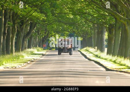 Un camion commerciale d'epoca sulla Avenue a Temple Newsam a Leeds Foto Stock