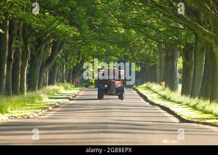 Un camion commerciale d'epoca sulla Avenue a Temple Newsam a Leeds Foto Stock