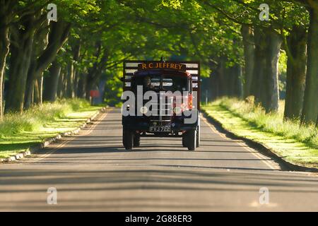 Un camion commerciale d'epoca sulla Avenue a Temple Newsam a Leeds Foto Stock