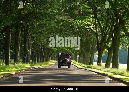 Un camion commerciale d'epoca sulla Avenue a Temple Newsam a Leeds Foto Stock