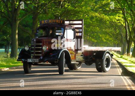 Un camion commerciale d'epoca sulla Avenue a Temple Newsam a Leeds Foto Stock