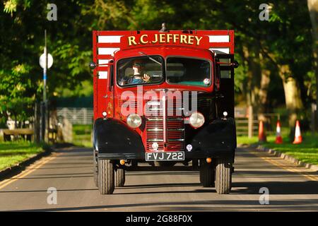 Un camion commerciale d'epoca sulla Avenue a Temple Newsam a Leeds Foto Stock