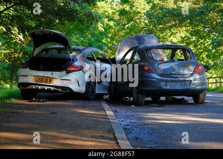 I ladri hanno rubato una Vauxhall corsa e si sono schiantati in una Mercedes C220 parcheggiata prima di mettere in luce e lasciare la scena del crimine in Temple Newsam Foto Stock