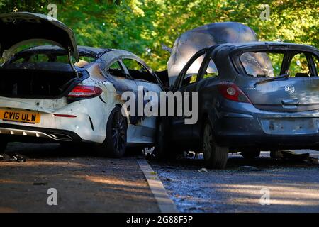 I ladri hanno rubato una Vauxhall corsa e si sono schiantati in una Mercedes C220 parcheggiata prima di mettere in luce e lasciare la scena del crimine in Temple Newsam Foto Stock