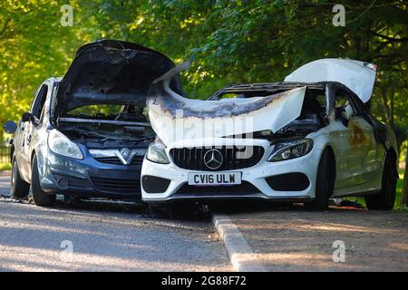 I ladri hanno rubato una Vauxhall corsa e si sono schiantati in una Mercedes C220 parcheggiata prima di mettere in luce e lasciare la scena del crimine in Temple Newsam Foto Stock