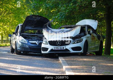 I ladri hanno rubato una Vauxhall corsa e si sono schiantati in una Mercedes C220 parcheggiata prima di mettere in luce e lasciare la scena del crimine in Temple Newsam Foto Stock