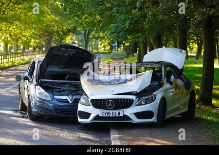 I ladri hanno rubato una Vauxhall corsa e si sono schiantati in una Mercedes C220 parcheggiata prima di mettere in luce e lasciare la scena del crimine in Temple Newsam Foto Stock