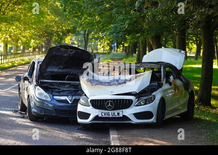 I ladri hanno rubato una Vauxhall corsa e si sono schiantati in una Mercedes C220 parcheggiata prima di mettere in luce e lasciare la scena del crimine in Temple Newsam Foto Stock