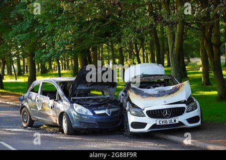 I ladri hanno rubato una Vauxhall corsa e si sono schiantati in una Mercedes C220 parcheggiata prima di mettere in luce e lasciare la scena del crimine in Temple Newsam Foto Stock