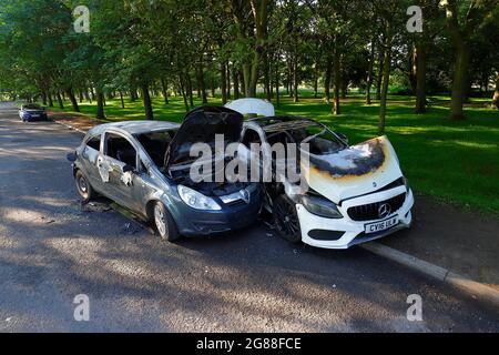 I ladri hanno rubato una Vauxhall corsa e si sono schiantati in una Mercedes C220 parcheggiata prima di mettere in luce e lasciare la scena del crimine in Temple Newsam Foto Stock