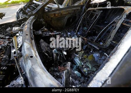 I ladri hanno rubato una Vauxhall corsa e si sono schiantati in una Mercedes C220 parcheggiata prima di mettere in luce e lasciare la scena del crimine in Temple Newsam Foto Stock