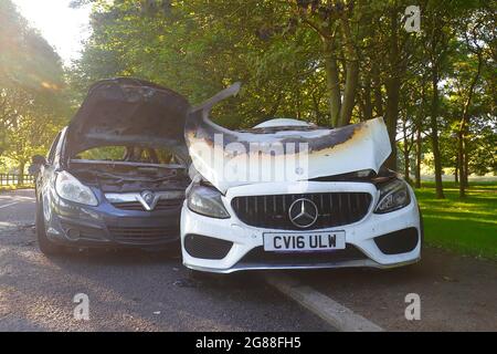 I ladri hanno rubato una Vauxhall corsa e si sono schiantati in una Mercedes C220 parcheggiata prima di mettere in luce e lasciare la scena del crimine in Temple Newsam Foto Stock