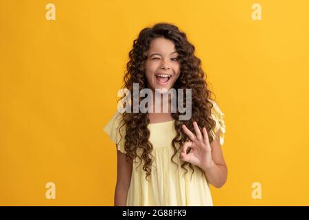 esprimere emozione positiva. cura dei capelli e della pelle. parrucchiere. ok. strizzatura dei capelli ricci. Foto Stock