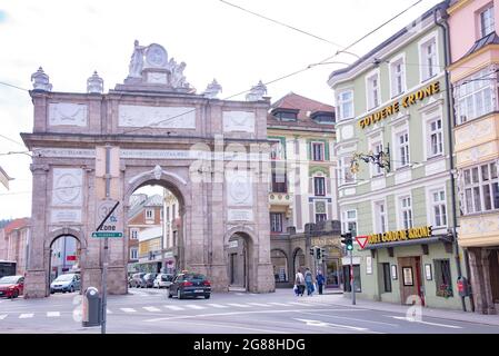 La vista di Triumphpforte è un arco trionfale nella città vecchia di Innsbruck Altstadt. Preso a Innsbruck, Austria, il 15 2016 ottobre Foto Stock
