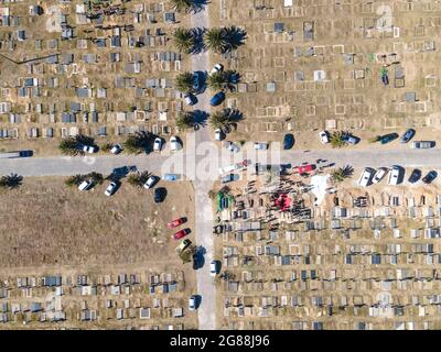 Drone vista del cimitero con persone viste Foto Stock