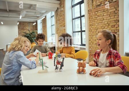 Creatività. I bambini sono vivaci e diversi e sono entusiasti di giocare con i giocattoli tecnici, trascorrendo del tempo al club di ingegneria Foto Stock