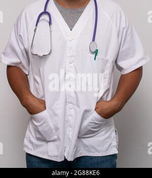 Medico irriconoscibile con le mani nelle tasche del suo camice da laboratorio. Concetto di medicina Foto Stock