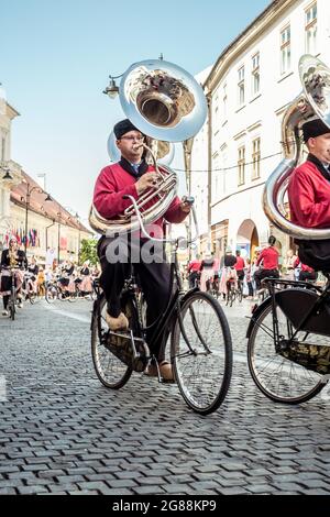 La città di Sibiu, Romania - 14 giugno 2019. Crescendo Opende banda di bicicletta da Paesi Bassi performanti a Sibiu il Festival Internazionale del Teatro da Sibiu, Foto Stock