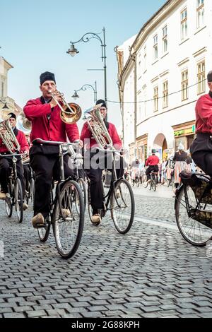 La città di Sibiu, Romania - 14 giugno 2019. Crescendo Opende banda di bicicletta da Paesi Bassi performanti a Sibiu il Festival Internazionale del Teatro da Sibiu, Foto Stock